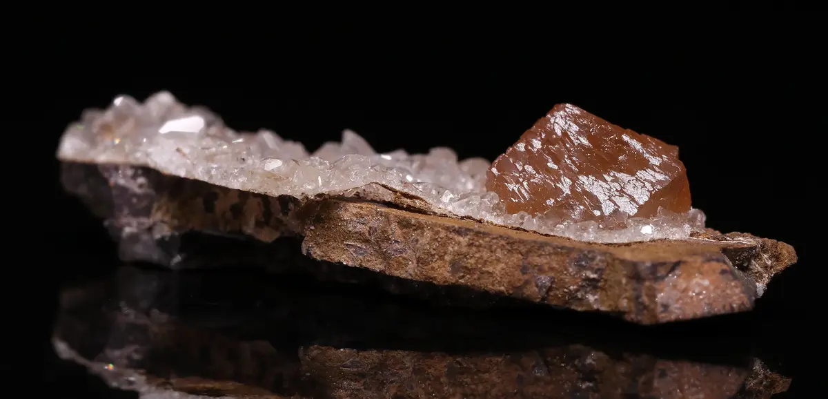 Olmiite, Calcite