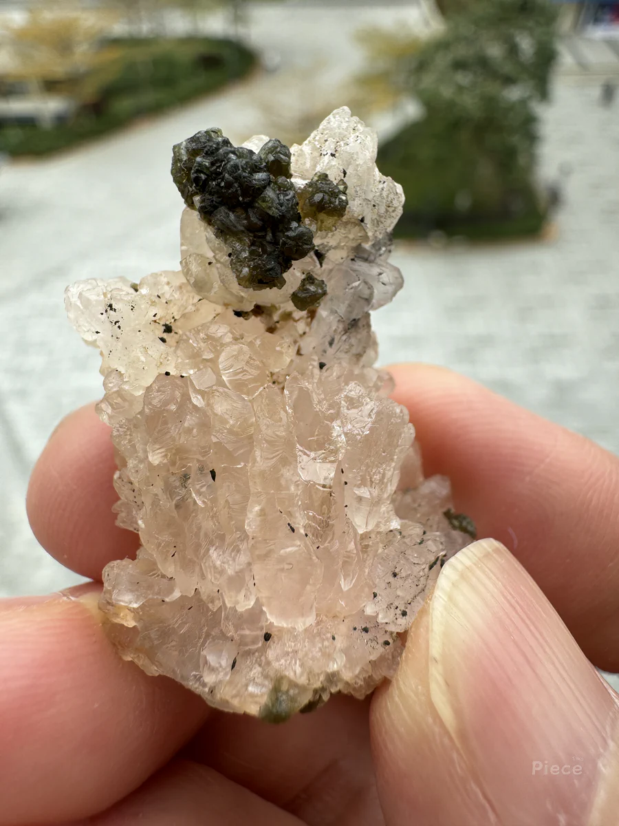 Zanazziite, Quartz