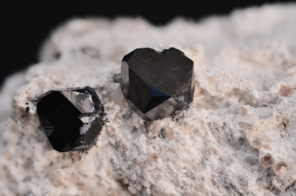 Bixbyite-(Mn)