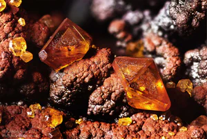 Wulfenite, Goethite