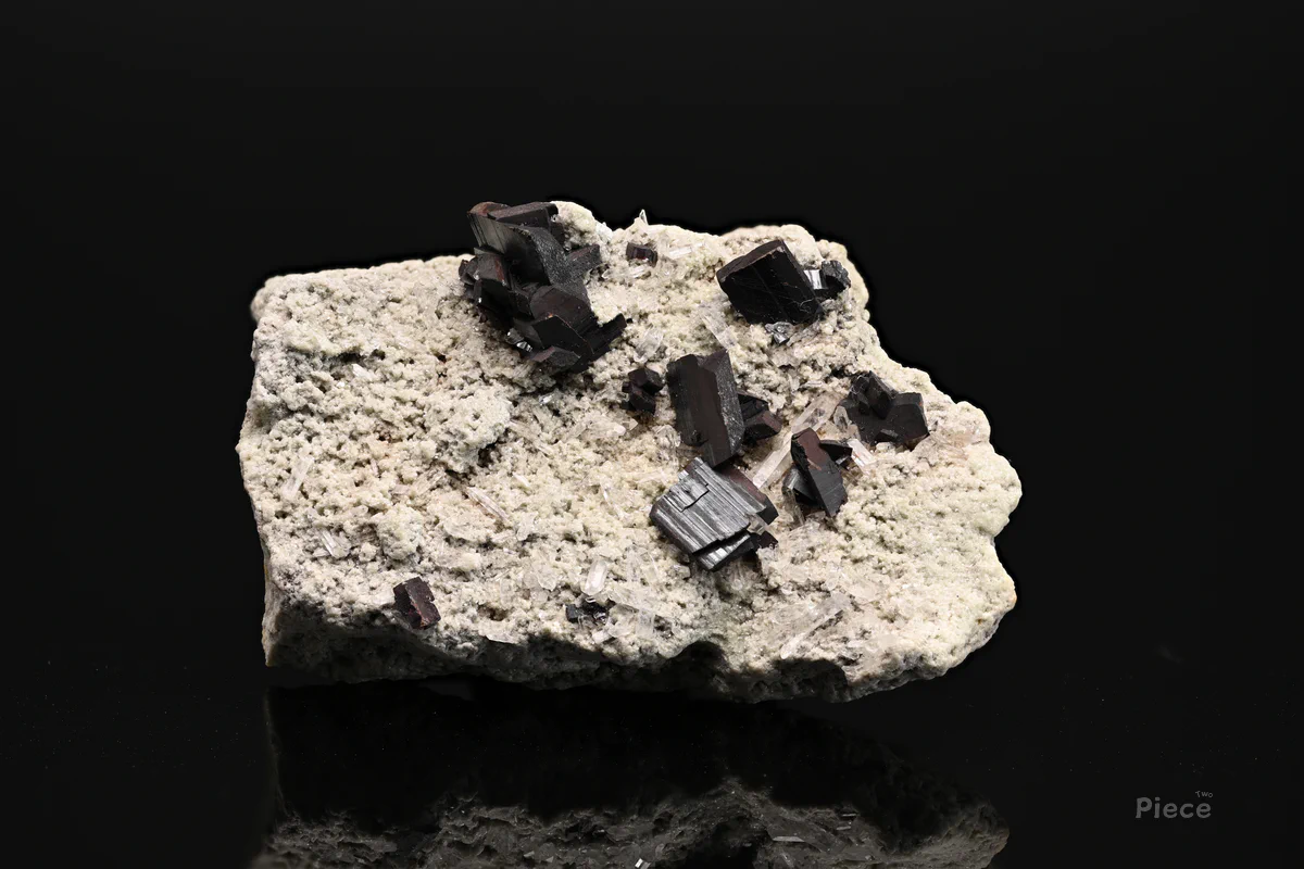 Hübnerite, Muscovite