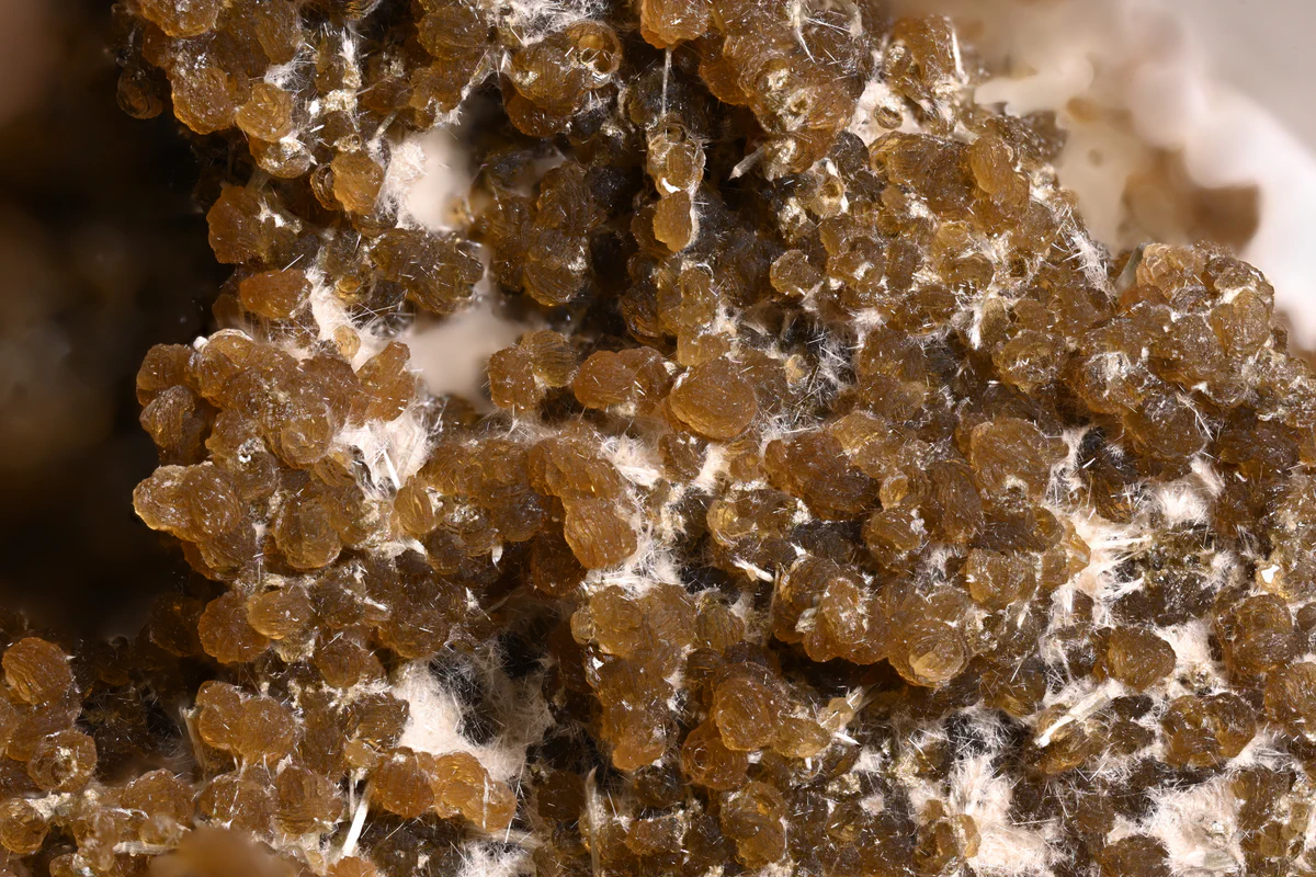 Nelenite, Genthelvite
