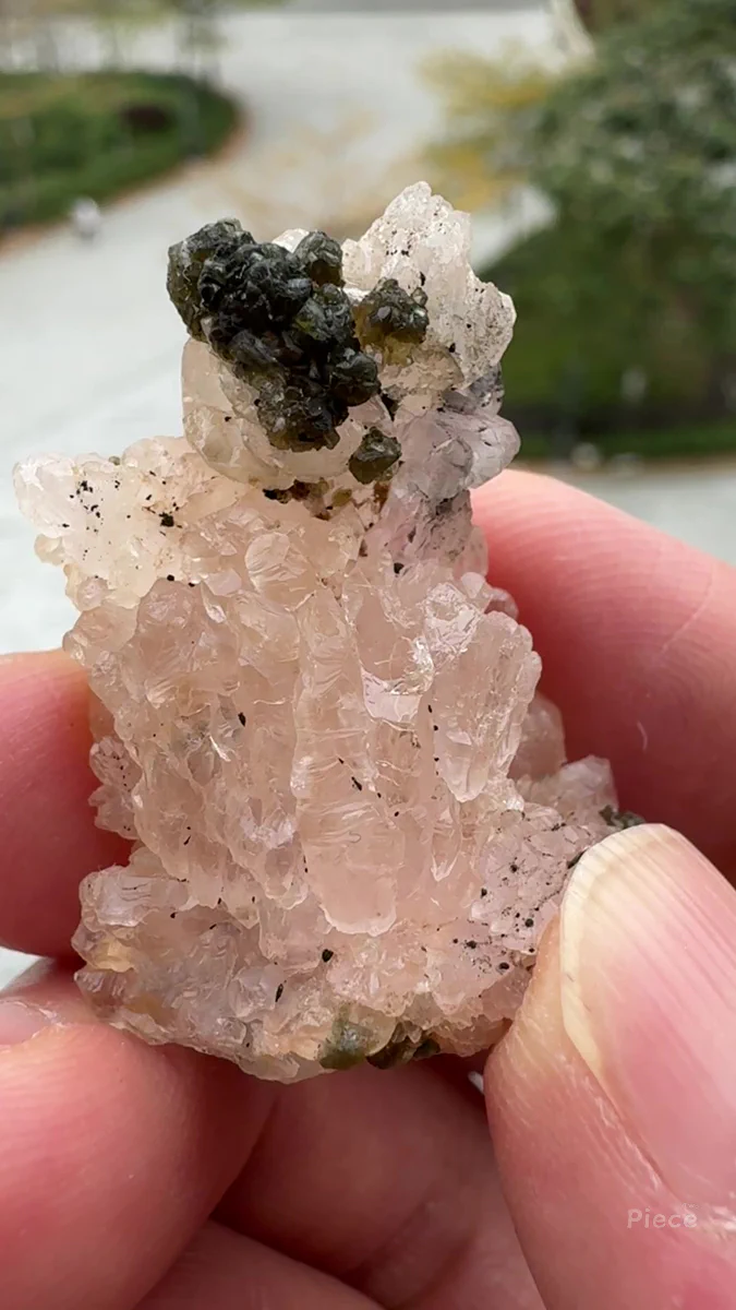 Zanazziite, Quartz